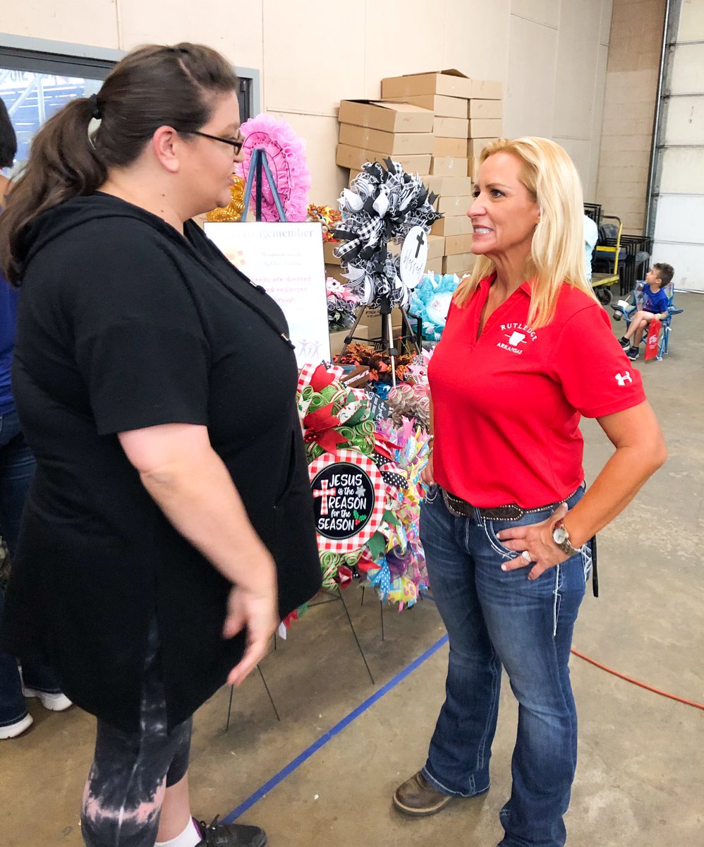 LeslieRutledge's tweet photo. Fun morning in Hope for the Watermelon Festival—a great Arkansas tradition! #MakeArkansasFirst https://t.co/sDirJ5kDS1
