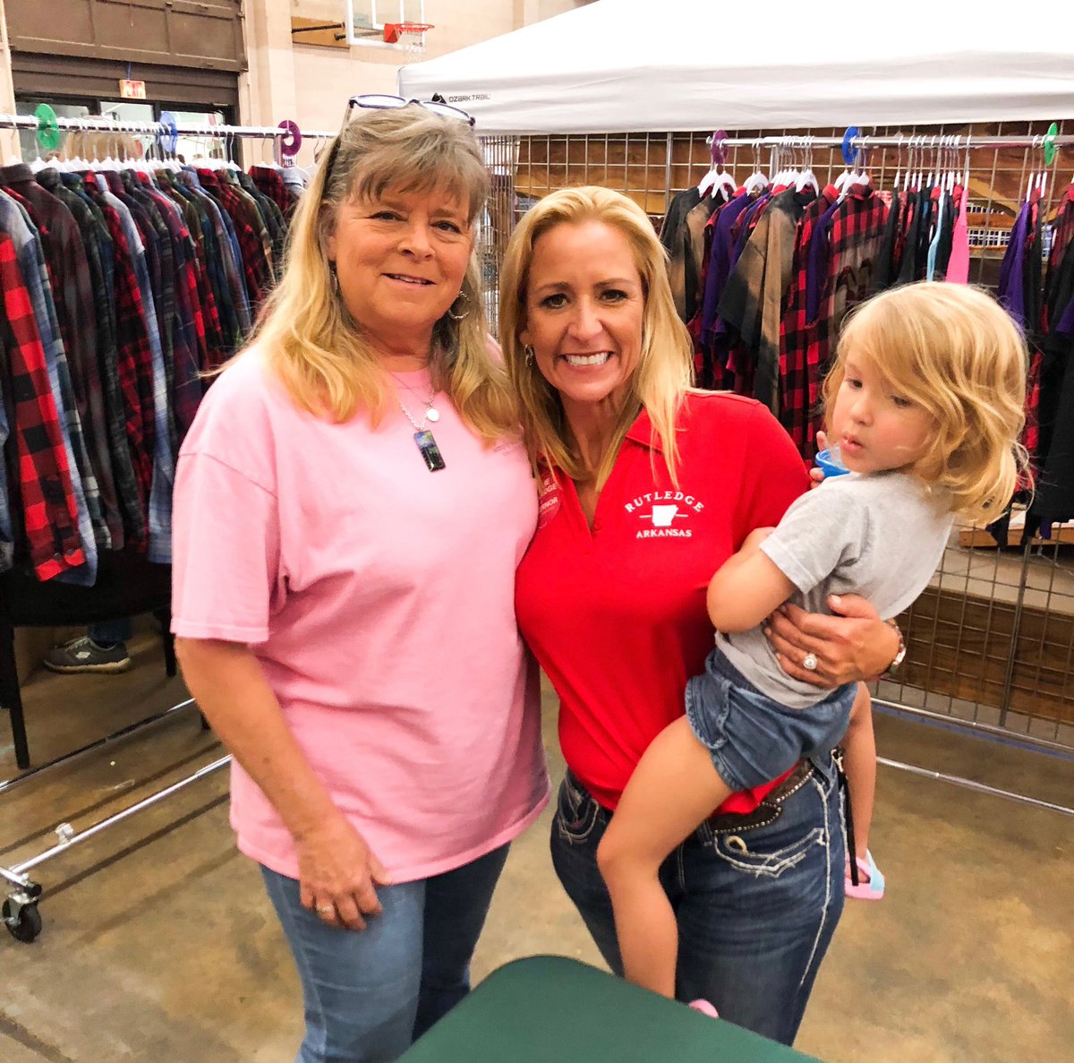 LeslieRutledge's tweet photo. Fun morning in Hope for the Watermelon Festival—a great Arkansas tradition! #MakeArkansasFirst https://t.co/sDirJ5kDS1