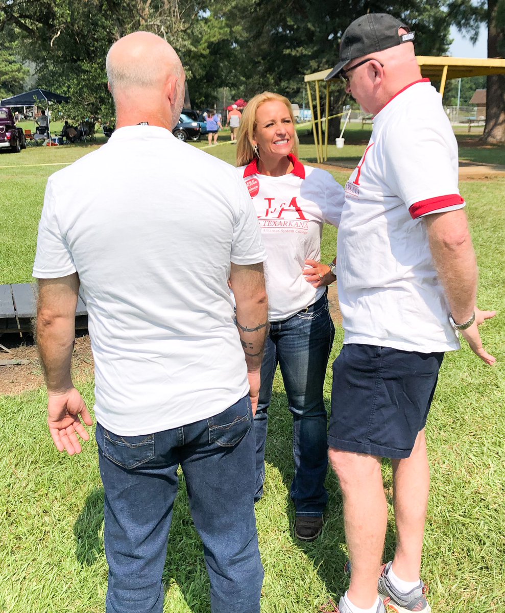 LeslieRutledge's tweet photo. Fun morning in Hope for the Watermelon Festival—a great Arkansas tradition! #MakeArkansasFirst https://t.co/sDirJ5kDS1