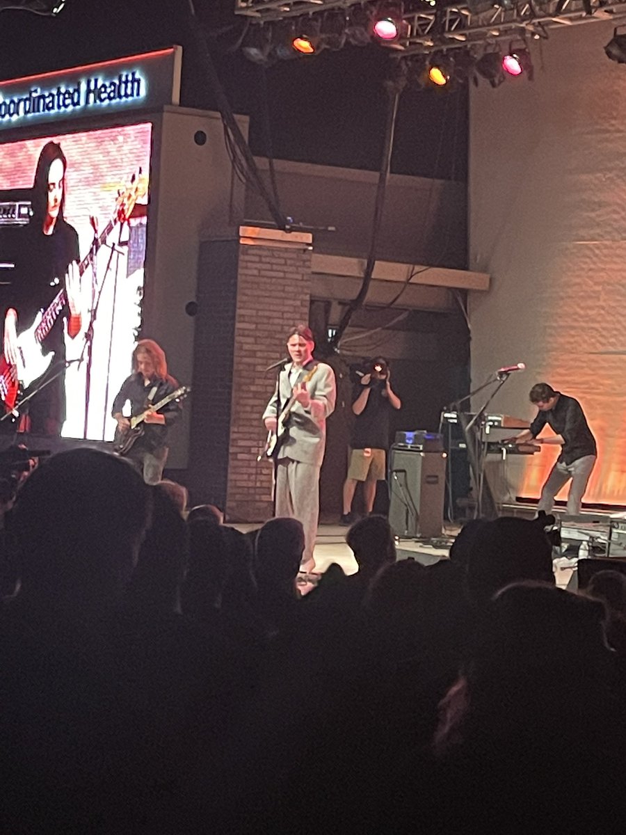 Paula4Lukas's tweet image. #StartMakingSense kicking as tonight!!!