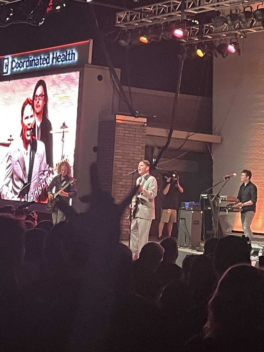 Paula4Lukas's tweet image. #StartMakingSense kicking as tonight!!!