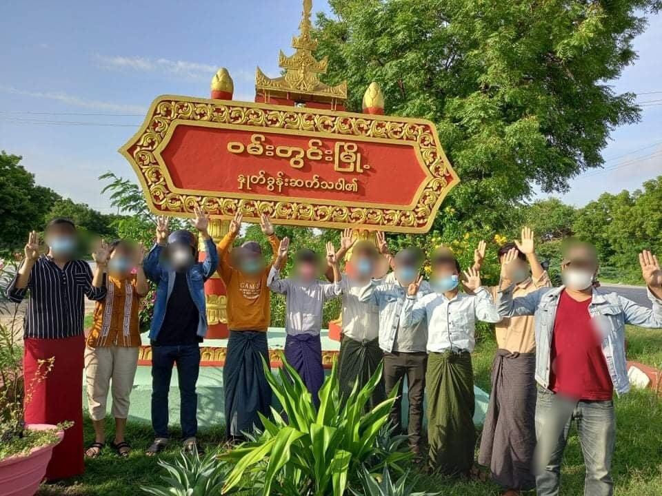 SpringBago's tweet photo. Youths from #WunDwin city flashed #8FingersStrike and asked for Blood Debt of 8888 Uprising. https://t.co/GxaXMnK0Ya