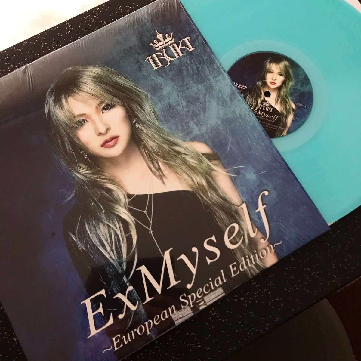 TheTrueAsgard's tweet photo. New arrival:
Ibuki @vocal_IBUKI "ExMyself ~European Special Edition~", in a beautiful water blue vinyl format.
From Setsuzoku Records @SetsuzokuR. Thanks!
And there's even more Ibuki music coming home in the next weeks. 😉
#Ibuki #ExMyself #EuropeanSpecialEdition #Vinyl #LP https://t.co/yNJxzUFTux