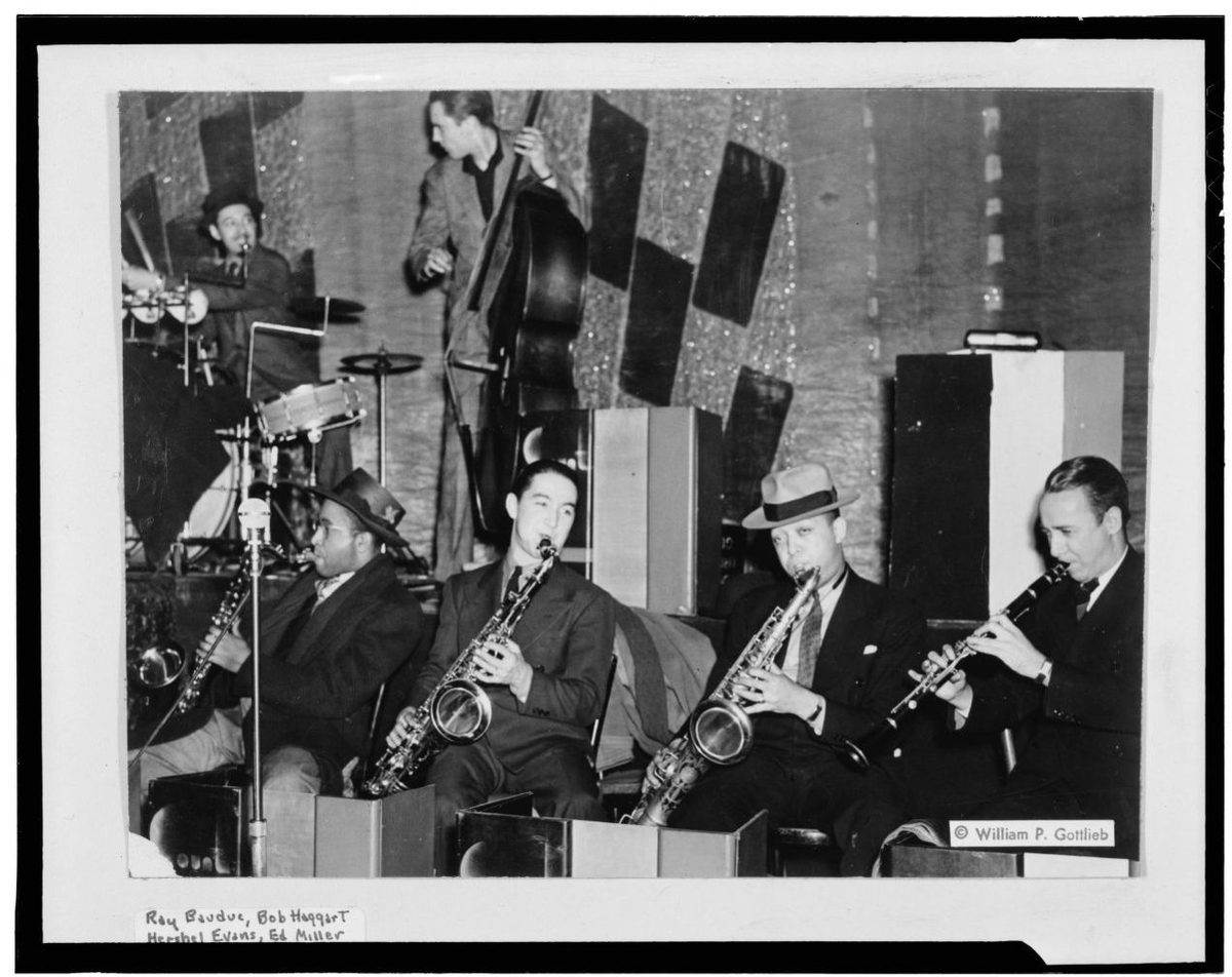 JazzSketches's tweet photo. Ray Bauduc, Herschel Evans, Bob Haggart, Eddie Miller, Lester Young and Matty Matlock, Howard Theater, Washington, D.C., ca. 1941
📸 William P. Gottlieb
#RayBauduc #HerschelEvans #BobHaggart #EddieMiller #LesterYoung #MattyMatlock #Jazz #JazzSketches https://t.co/foECuXDqO6