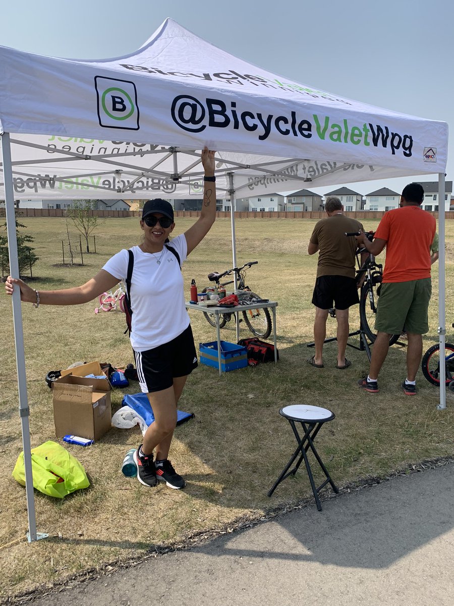 Jasminebrar12's tweet photo. Had an opportunity to host a Bike Clinic this afternoon. @PrairiePointeNA partnered with @BikeWinnipeg and @JaniceLukes to offer this service to the residents of the area. 

Thank you to all the volunteers and residents who came out. https://t.co/r88XptA44S