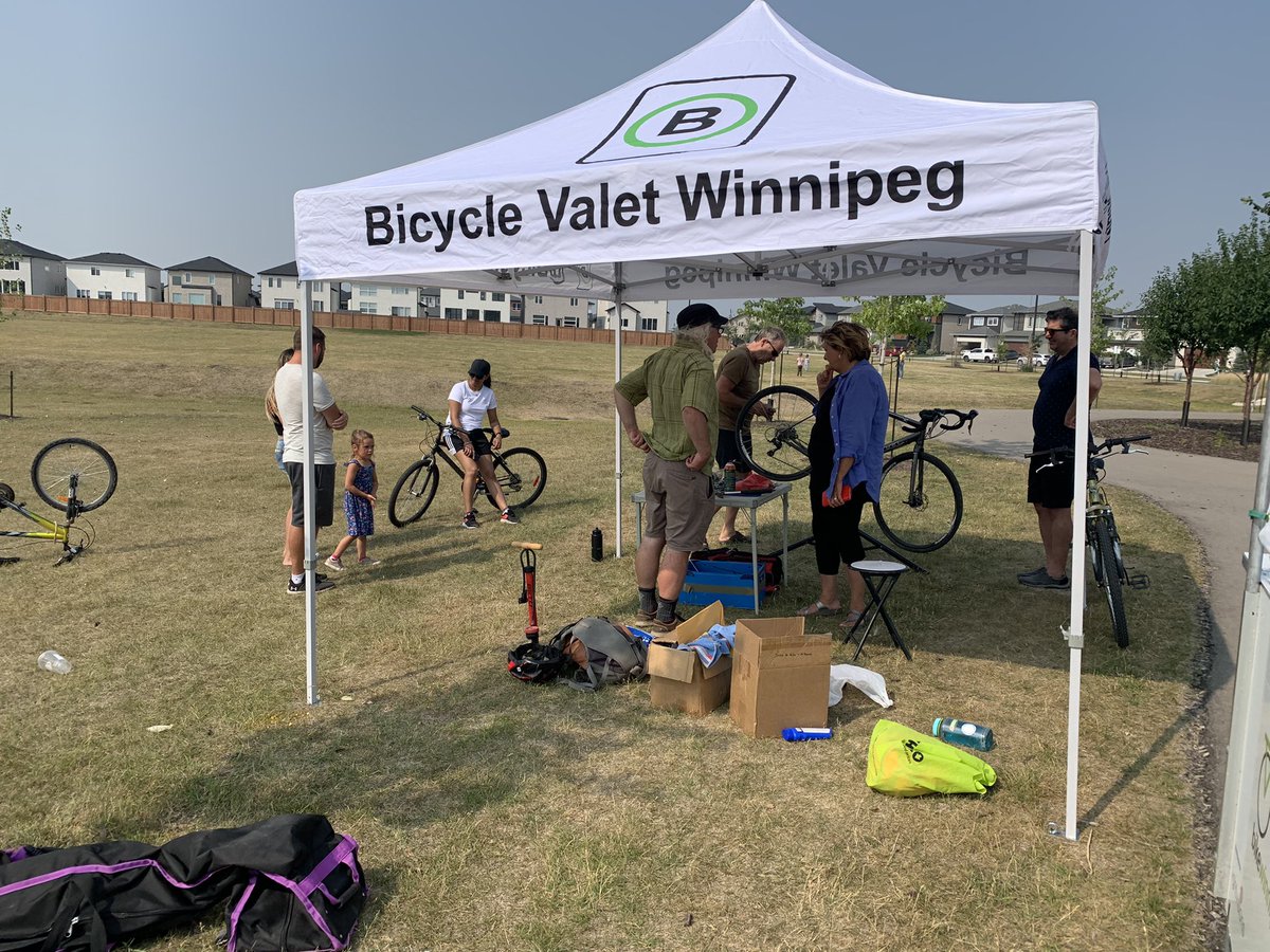 Jasminebrar12's tweet photo. Had an opportunity to host a Bike Clinic this afternoon. @PrairiePointeNA partnered with @BikeWinnipeg and @JaniceLukes to offer this service to the residents of the area. 

Thank you to all the volunteers and residents who came out. https://t.co/r88XptA44S