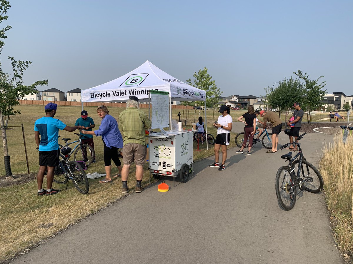 Jasminebrar12's tweet photo. Had an opportunity to host a Bike Clinic this afternoon. @PrairiePointeNA partnered with @BikeWinnipeg and @JaniceLukes to offer this service to the residents of the area. 

Thank you to all the volunteers and residents who came out. https://t.co/r88XptA44S