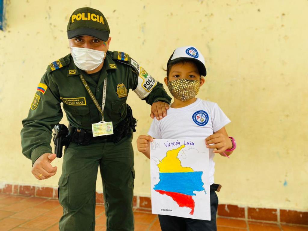 PoliciaColombia's tweet photo. #Arauca | Con los los niños y niñas del grupo ‘semilleros de la legalidad’, nuestra @PoliciaArauca conmemoró los 202 años de la #BatallaDeBoyacá. #ConstruyendoSeguridad #JuntosPorLaNiñez. https://t.co/OQSHpVslJ5