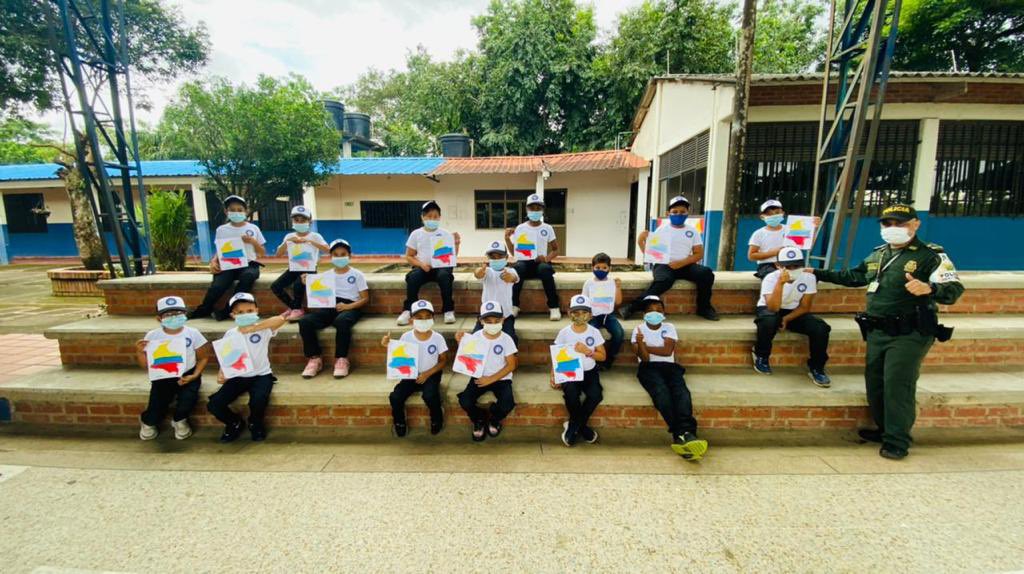 PoliciaColombia's tweet photo. #Arauca | Con los los niños y niñas del grupo ‘semilleros de la legalidad’, nuestra @PoliciaArauca conmemoró los 202 años de la #BatallaDeBoyacá. #ConstruyendoSeguridad #JuntosPorLaNiñez. https://t.co/OQSHpVslJ5
