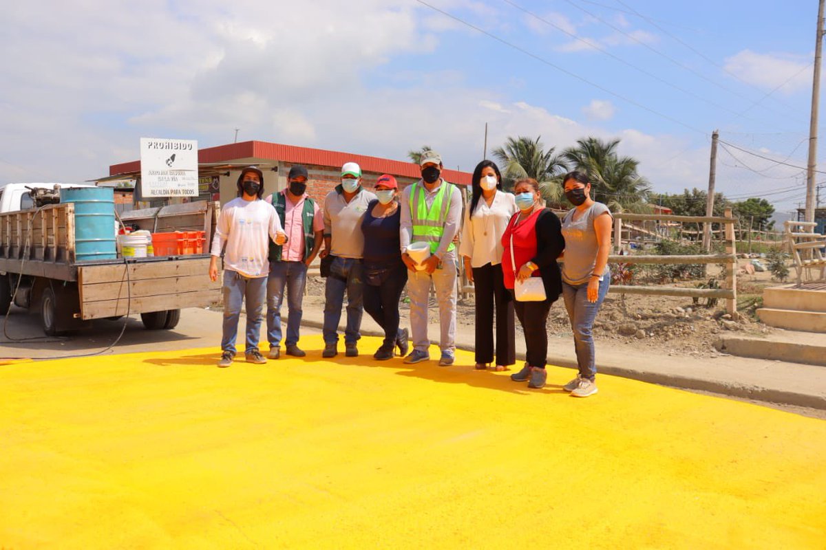 Gracias al MTOP por proveernos de pintura para la señaletica horizontal en la Vía E15, Charapotó. El equipo de Tránsito de la Alcaldía de Sucre trabajando en el territorio por la protección de nuestros ciudadanos <a href="/MarceloHCabrera/">Marcelo Cabrera P.</a> <a href="/FestherFarias/">Fanny Farias</a> <a href="/LassoGuillermo/">Guillermo Lasso</a>