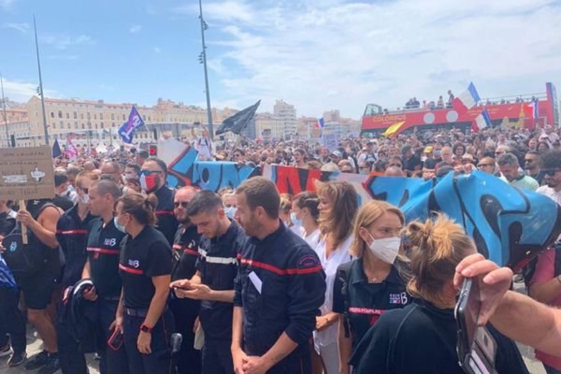 A Marseille, des pompiers ont rejoint le cortège. 'On n'est pas contre le pass sanitaire, mais contre l'obligation vaccinale' précise un représentant syndical Sud au SDIS 13 à France 3 

#manifestation7aout
#manif7aout 
#Manifs7aout