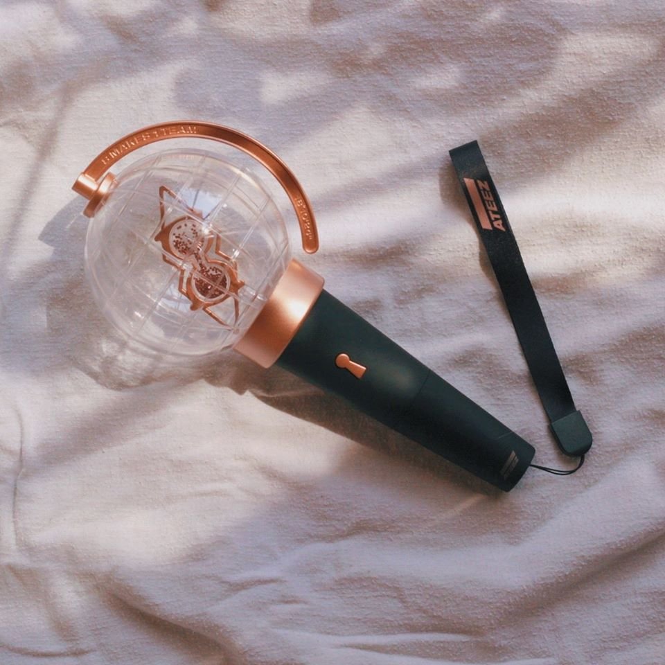 npomvtt's tweet photo. TOP 25 LIGHTSTICKS MAIS LINDOS | #TopLightstickNP

🥇🏆 01º - ATEEZ (Lightiny) (7190) https://t.co/yPz53Tln8V