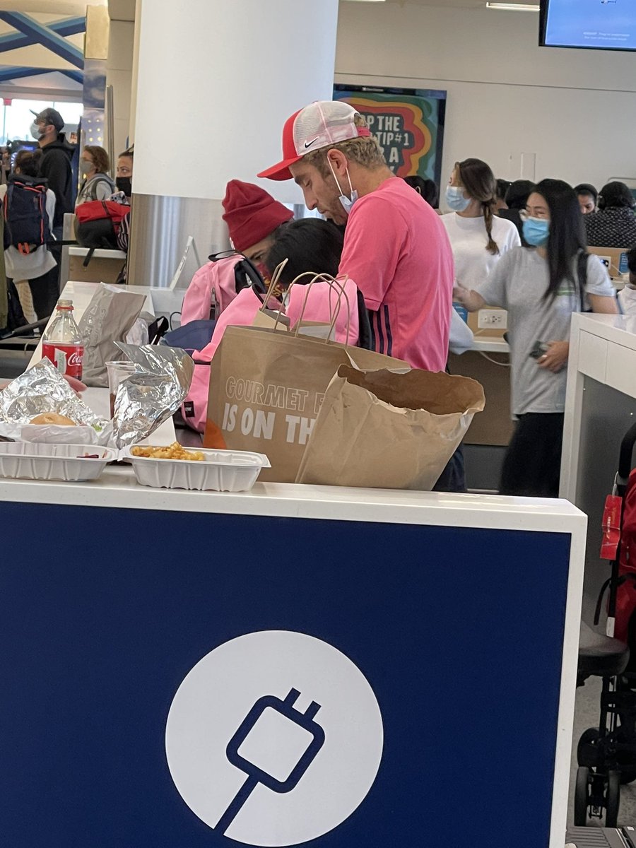functionpoint13's tweet image. Man-Karen needs a seat to stand without a mask.  #jfk #jetblue #terminal10