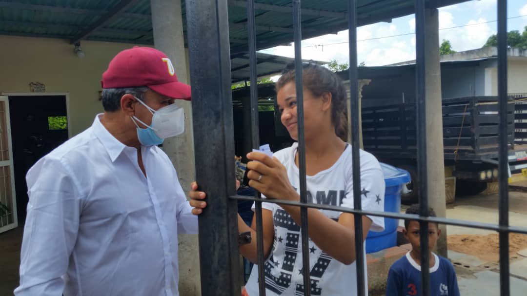 LuisSilva2022's tweet photo. AMOR CON AMOR SE PAGA

Hoy #7Agosto
en Nueva Guayana
zona antes considerada “chavista”, nos acompañaron más de 200 vecinos que apoyan al candidato de la #Unidad

“Luis Silva siempre ha estado con nosotros por eso lo apoyamos”
Eso nos dijo Justa Marcano😍

Gracias #CiudadBolívar https://t.co/aZbFdr6Ta6