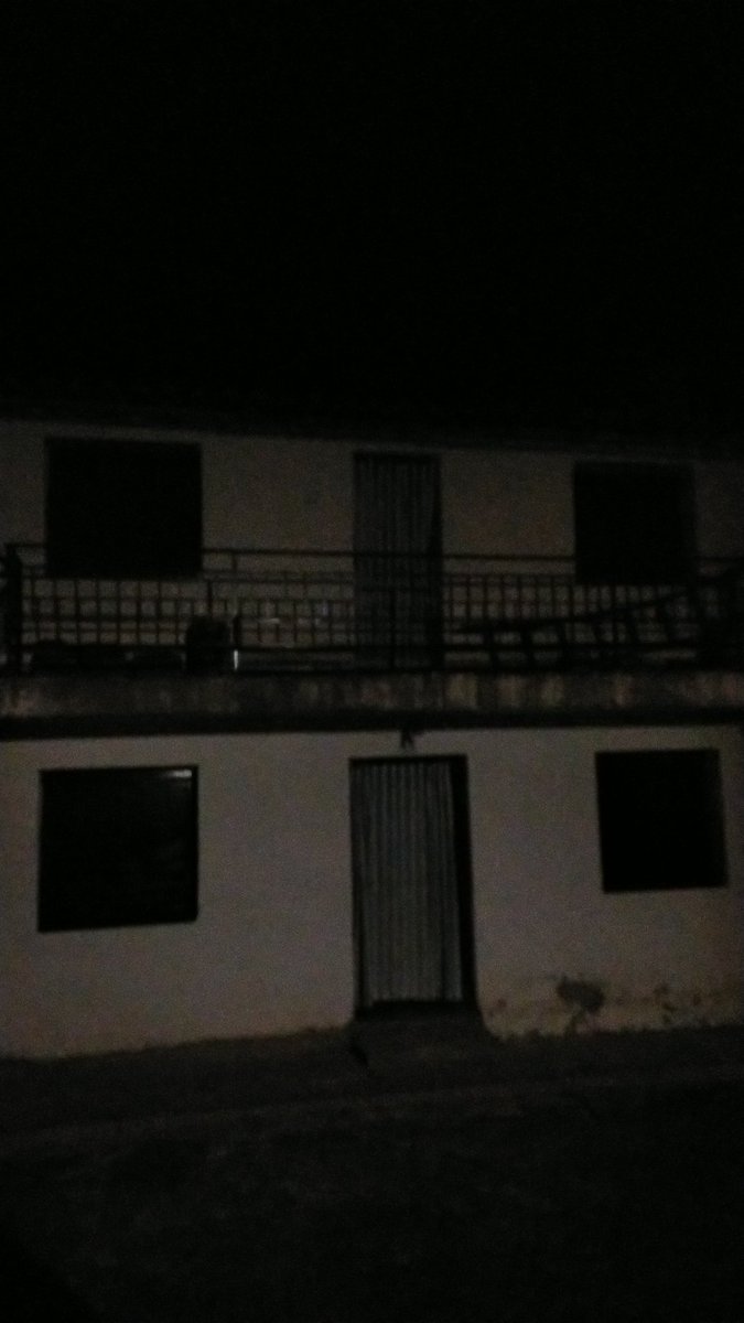 Sergio92548210's tweet photo. Hermosa casa se sitúan en un pequeño pueblo de la sierra de Gredos.
Gracias a @Frank_Cuesta hemos visto una serpiente y la hemos identificado como no venenosa y así poder continuar nuestro camino sin provocarle molestias.
#larinconada
#eltiemblo
#frankdelajungla
S@ludos https://t.co/GBwui4hBbj