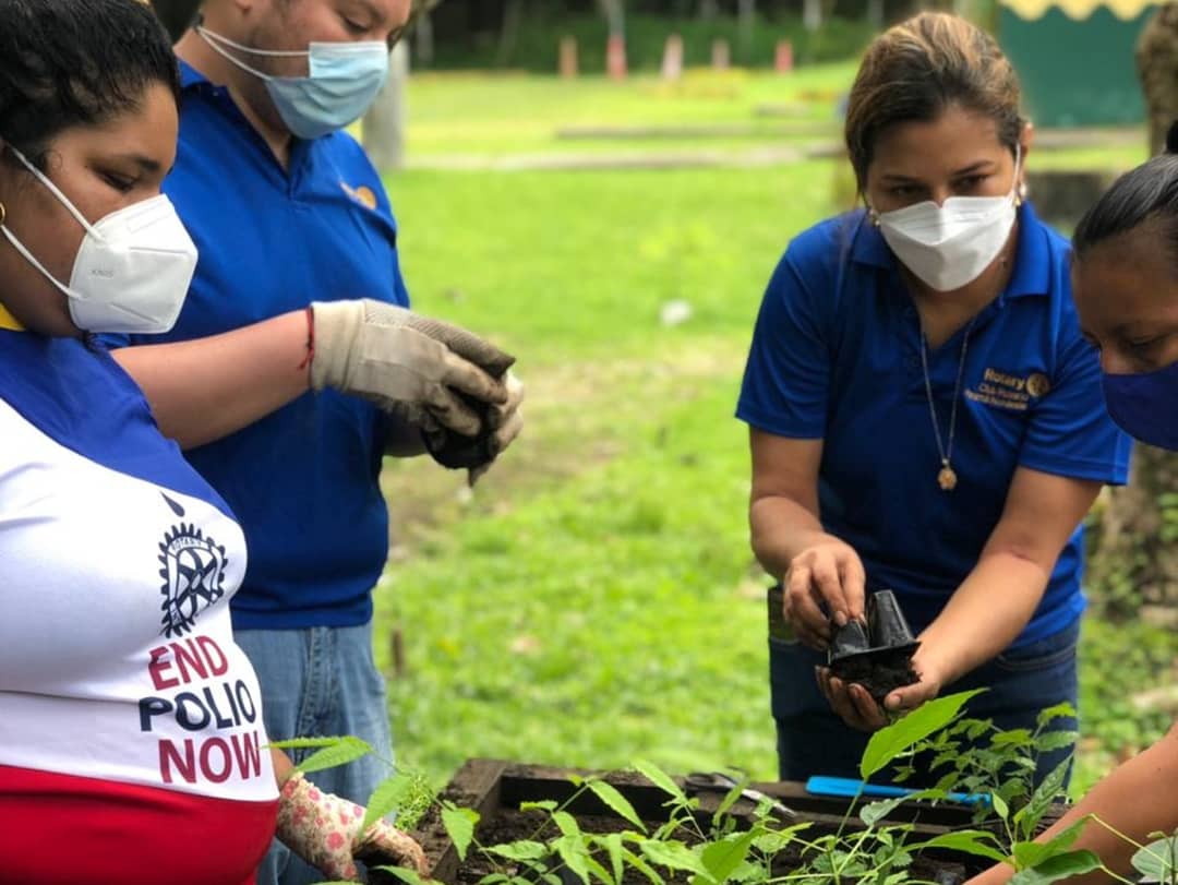 EdanelaUrrutiaS's tweet photo. Desde muy temprano hoy trabajando en proyecto de reforestación y seguimiento de plantones en Parque Camino de Cruces. Clubes Rotario y Rotaract NORDESTE. #WeAreRotary #rotaryyolimpio #yolimpio #rotaryinternatioal #rotatynordeste #somosnordeste #Robles #Guayacanes #medioambiente https://t.co/E5nsUwqVnT