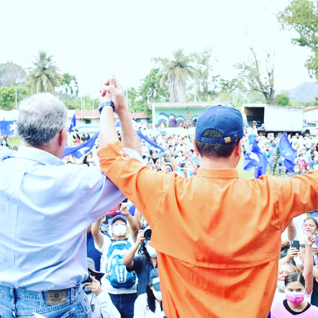 LonzoArturo's tweet photo. "Los tiempos tienen sus hombres y los hombres tienen sus tiempos " 
Y es el tiempo de @David_Chavez y @papialaorden ¡ ES EL TIEMPO DE HONDURAS ! 🇭🇳🇭🇳🇭🇳 https://t.co/5IM0byVlPV