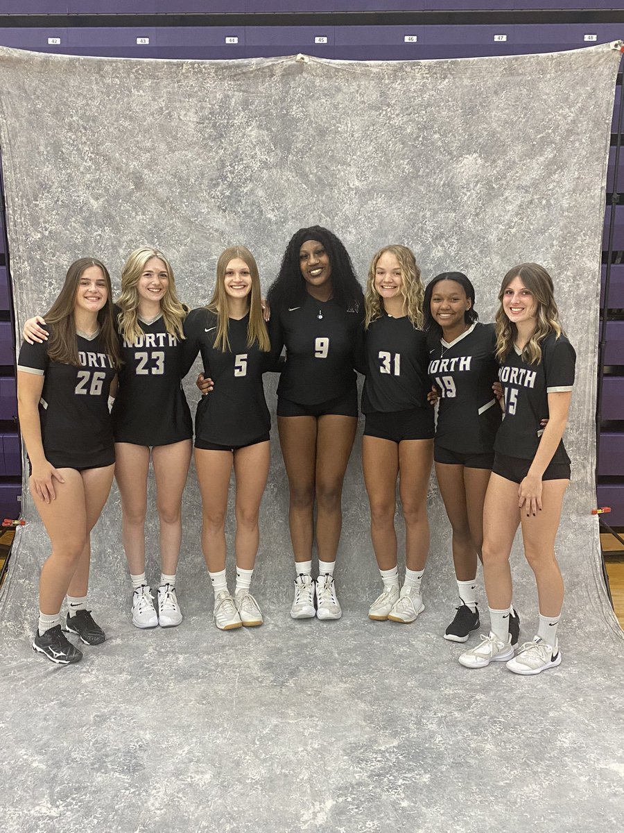 picknorthvb's tweet photo. Picture Day 2021. Missing a few players today. Ready to get this season going! #oneteamonedream #pnvb https://t.co/8oo7mbzjMT