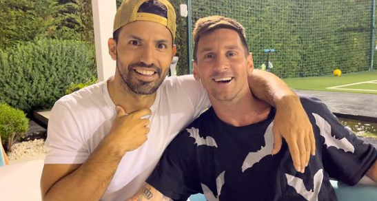 aranguismo18's tweet photo. Messi está poseído por Lacava. Atentos a su camiseta. 😳🦇 https://t.co/L4X171F4kF