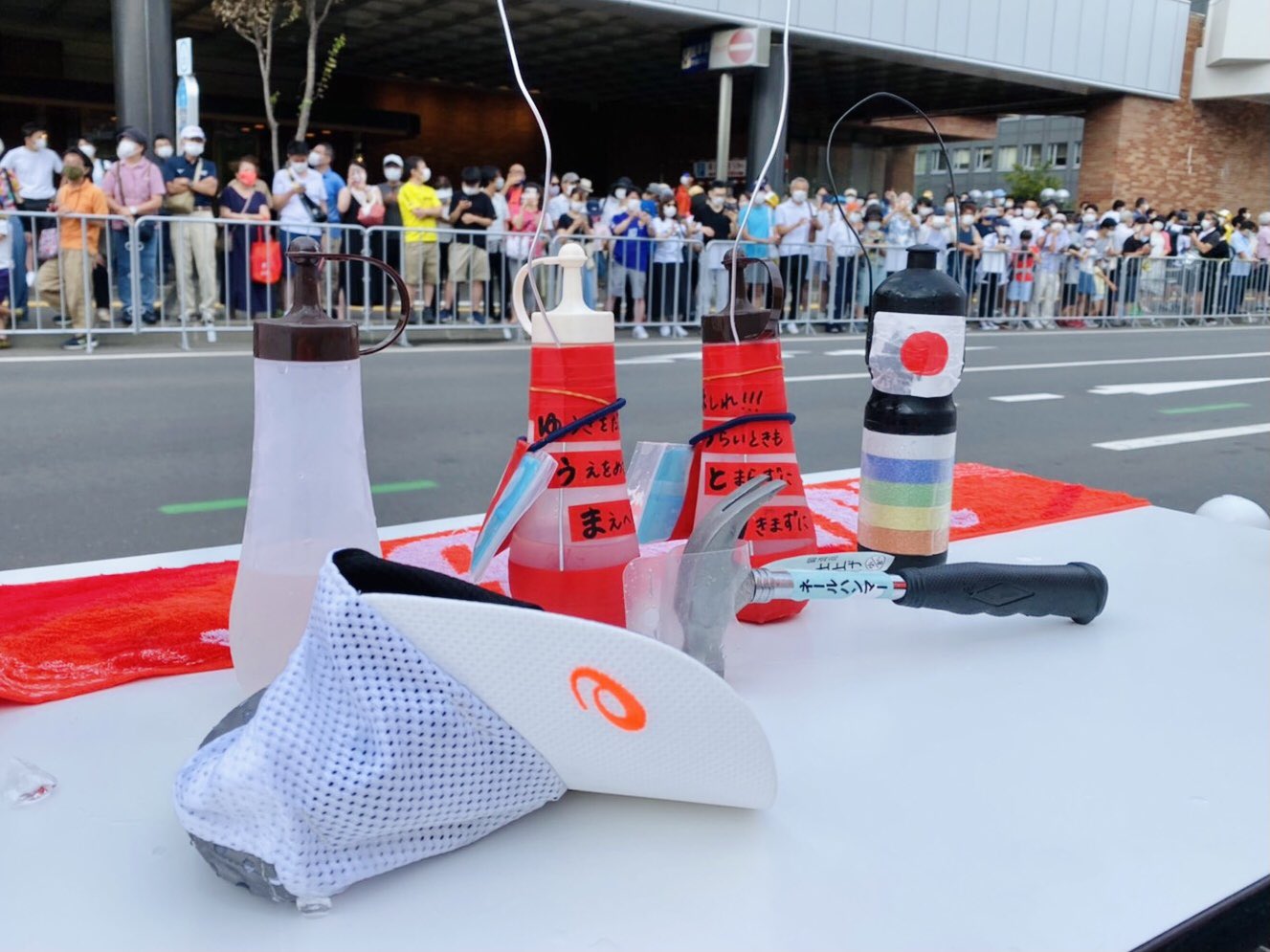 日本陸上競技連盟 東京オリンピック 男子マラソン 現在19km通過 チームjapanで挑んでいます 給水ポイントで選手へ渡しているボトルには 少しでも選手が元気になるよう心を込めてメッセージを ハンマーは氷を砕くために使用し