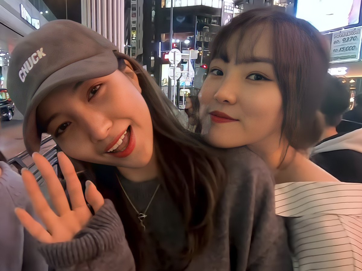 sojupicss's tweet photo. yuju photobombing 🤪 https://t.co/stqLY5IVEm