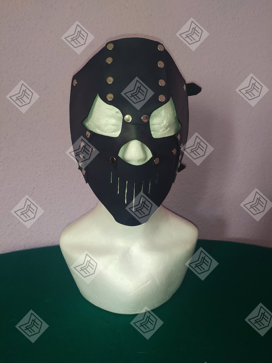 MascarasMm's tweet photo. Máscara rock en cuero negro, cortada a mano y con remaches. #mask #mascaras #bdsm #artesania #artesanal #hechoamano #mascara https://t.co/NqscigtwIW