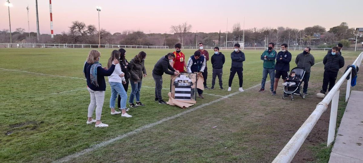 LA M19 HOMENAJEÓ AL PELADO OVIEDO 👏🏼⚫⚪⚫
El jueves por la tarde, la M19 hizo entrega de las camisetas oficiales a todos los jugadores de la división para la Temporada 2021, y lo más destacado pasó por el reconocimiento y homenaje de La 23 al "Pelado" Oviedo,  ...