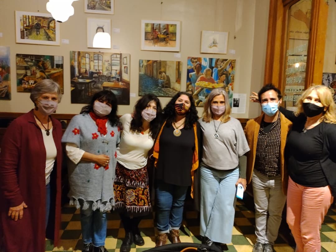 almazan_silvia's tweet photo. Compartimos con @ElisaSemino su 1er. muestra de pinturas en el bar notable La Poesía en San Telmo. Con @MariaReigada1 @p_romerod @RosMerlos @gladysbravo431 @Julferdez https://t.co/P6DonEd6yk