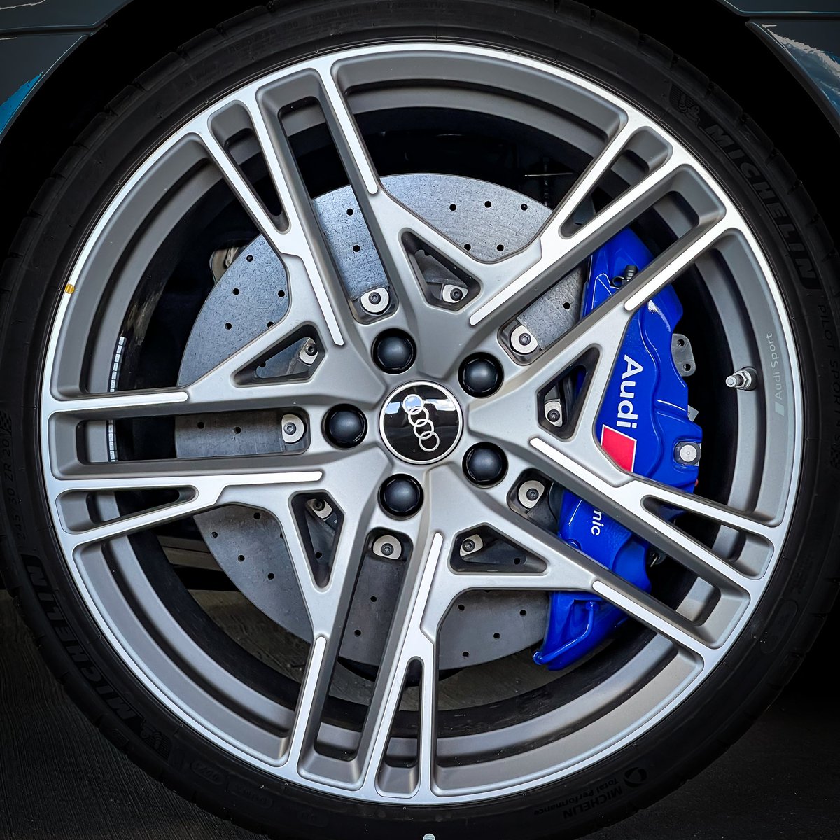 AudiDominion's tweet photo. Good shoes take you good places.
#Audi #AudiR8 #R8 #R8Nation #SuperCar
-
https://t.co/CWUXEBS6f7 https://t.co/ToAQw2Vxla