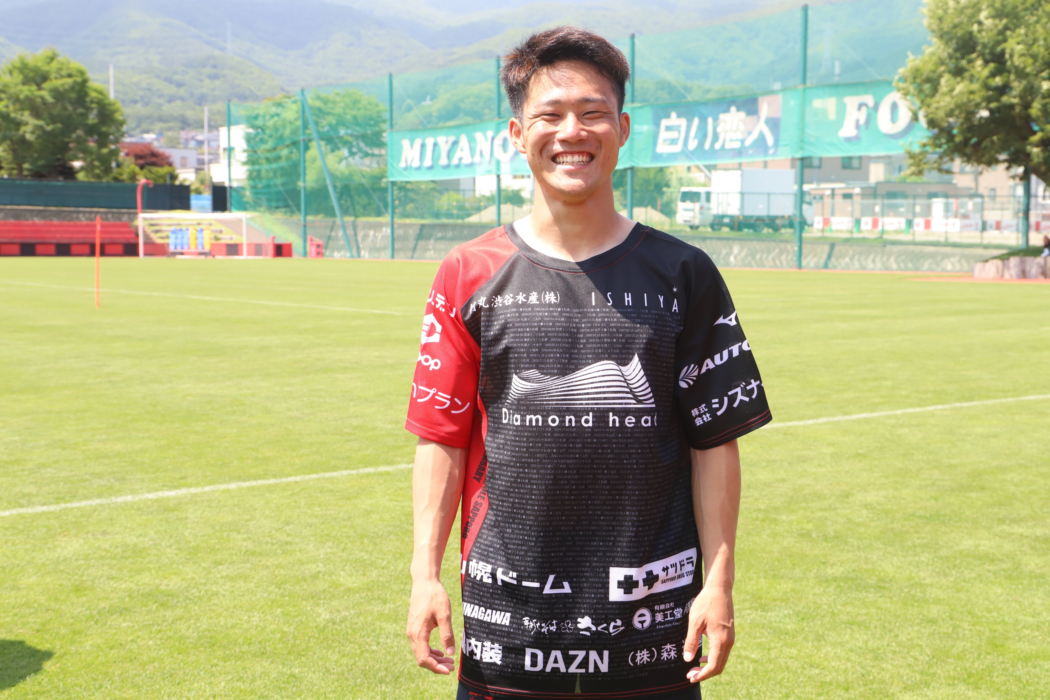 北海道コンサドーレ札幌公式 明日の 浦和レッズ 戦では来場者全員に 2 Sides T Shirt をプレゼント このtシャツには なんと 25年分の試合の対戦成績が記載されています 明日tシャツを手に入れた方は ぜひ見てみてください Consadole