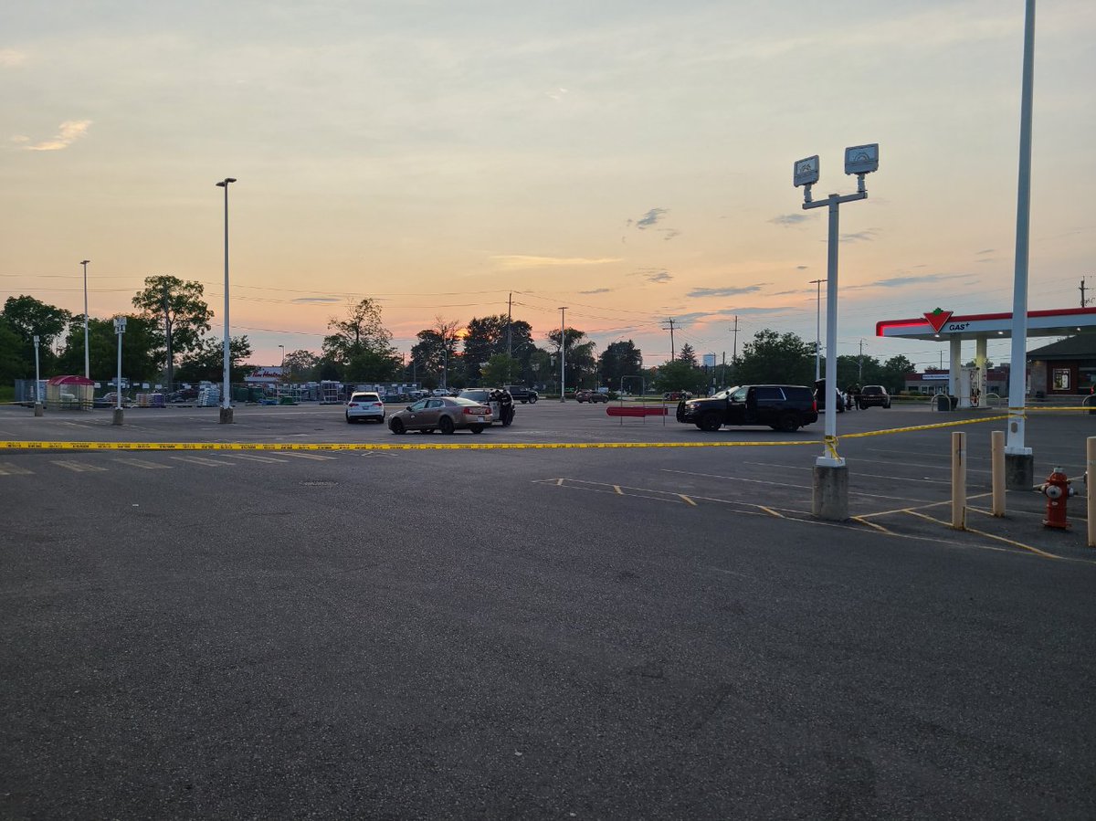 #haldimandopp OPP officer struck by vehicle in local business parking lot in Dunnville. OPP seeking witnesses. Suspect vehicle is a dark Ford pick up truck with white enclosed trailer. Driver window damaged. Please call 1-888-310-1122 or crimestoppers at 1-800-222-8477  ^mg