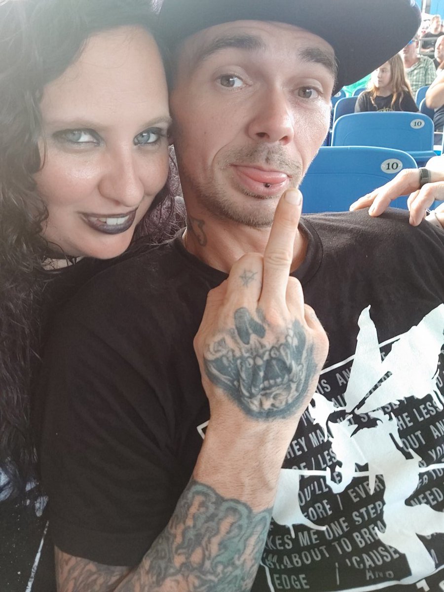 SimplyJennJenn's tweet photo. At the Staind/Korn concert! 🤘🖤 https://t.co/Ngi7JcwMFd