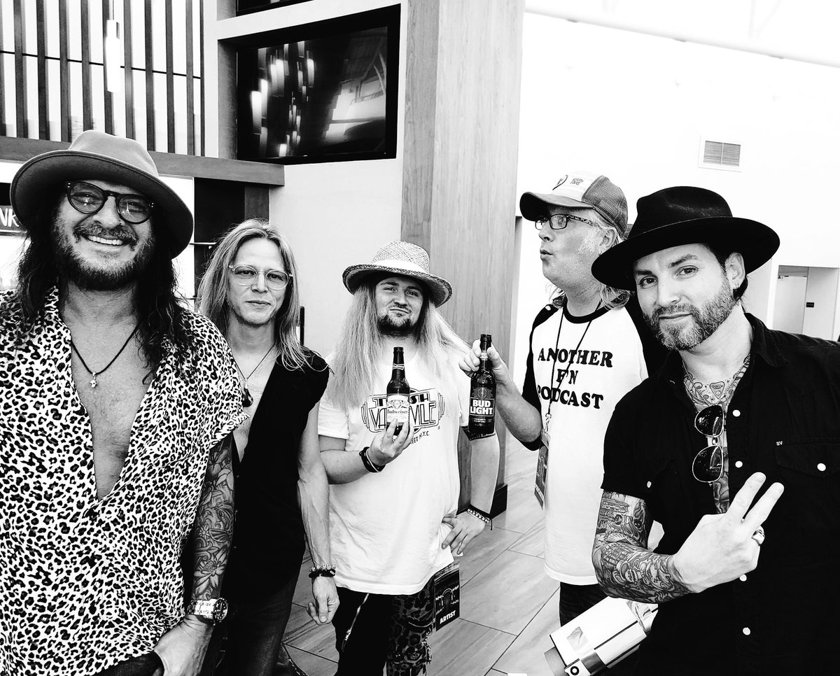 officialbfields's tweet photo. Good dudes #labelout
@RyanCook1969 @JeremyAsbrock @acevonjohnson @realizzypresley https://t.co/Vo7KDbnIqM