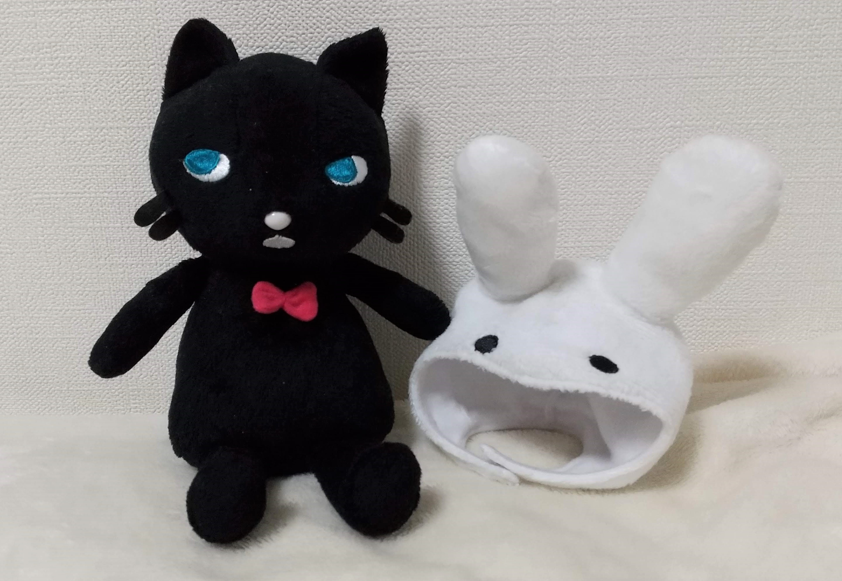 東京創元社営業部 今日は 世界猫の日 ニャ これからも面白い本をたくさん紹介していくニャ くらりはリーディングキャットという物語の世界を行ったり来たりできる不思議な黒猫 いつも ニル と名前をつけたうさぎ帽子を被っています くらりと一緒