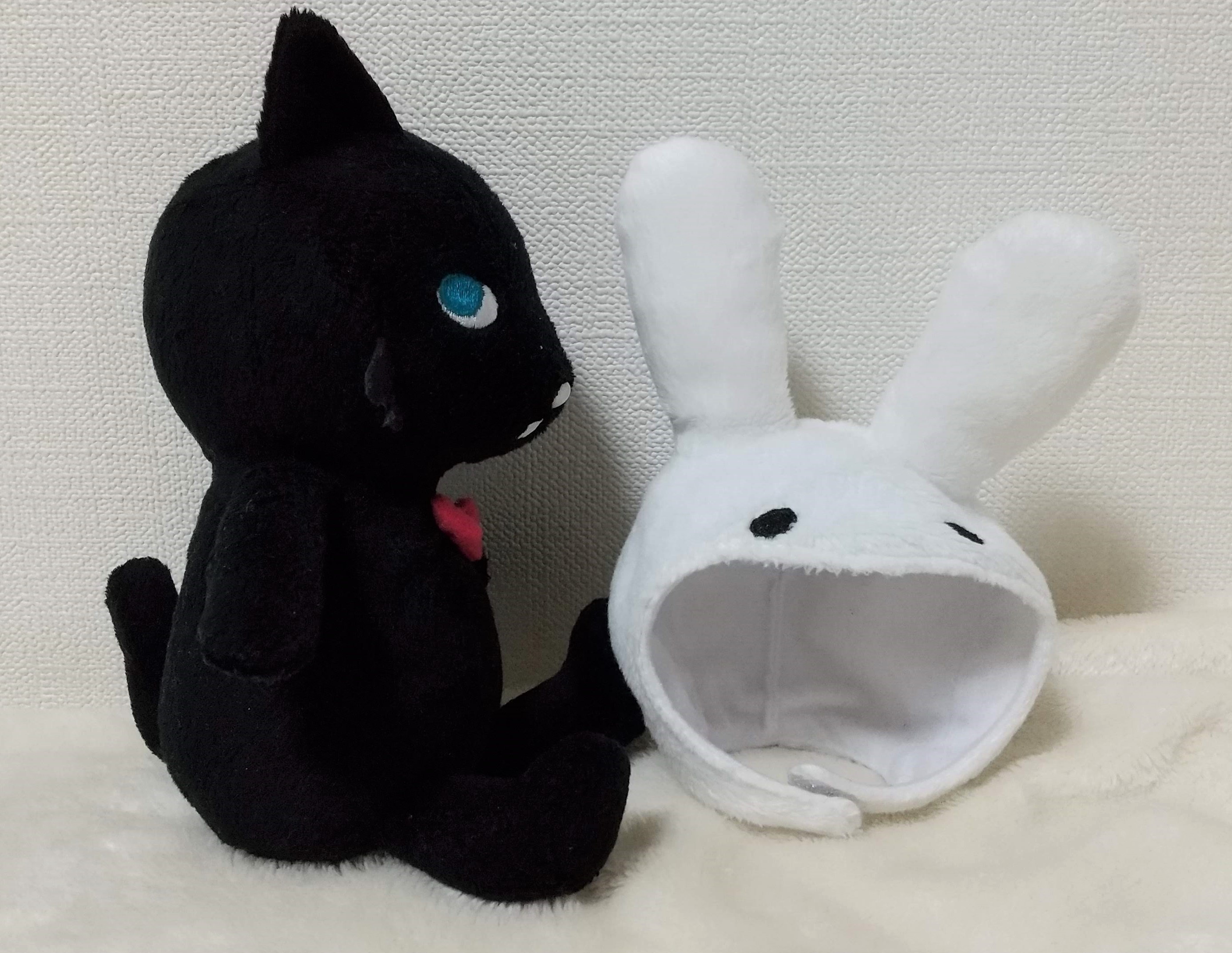 東京創元社営業部 今日は 世界猫の日 ニャ これからも面白い本をたくさん紹介していくニャ くらりはリーディングキャットという物語の世界を行ったり来たりできる不思議な黒猫 いつも ニル と名前をつけたうさぎ帽子を被っています くらりと一緒