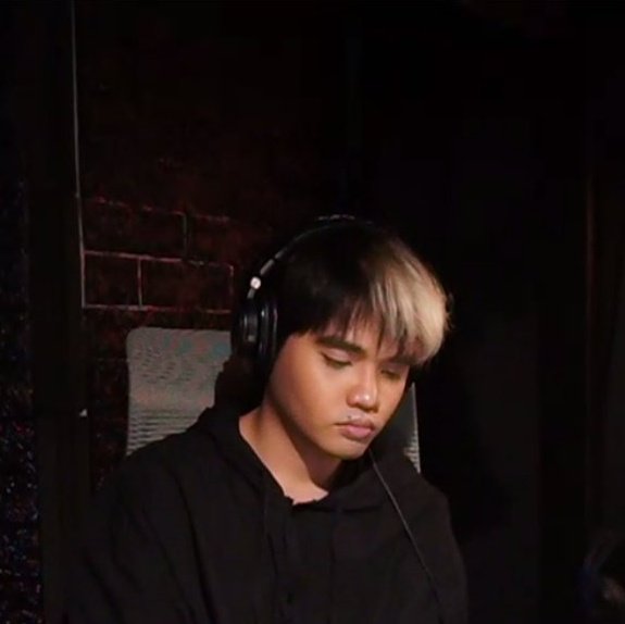 multirome's tweet photo. PABLO BAKIT KA GANYAN???? 😭 https://t.co/uHm5AGsDK5