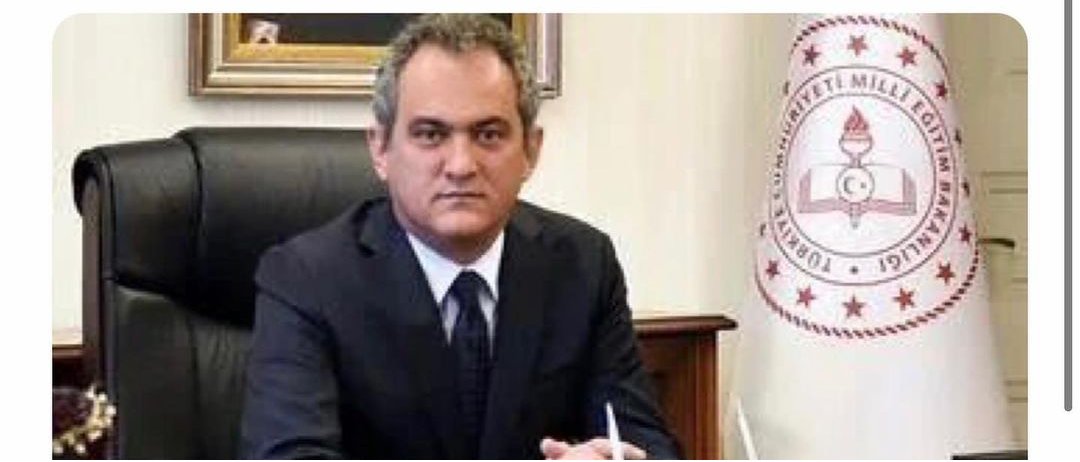 Eşinin başörtüsünden dolayı Prof. Ünvanı verilmedi başka üniversiteden Prof. oldu, sonra prof. Ünvanı verilmeyen üniversiteye rektör oldu. 
Daha sonra bu ÖSYM başkanı ve en sonda Milli Eğitim Bakanı oldu.
Mahmut Özer beye hayırlı olsun. 🇹🇷👏