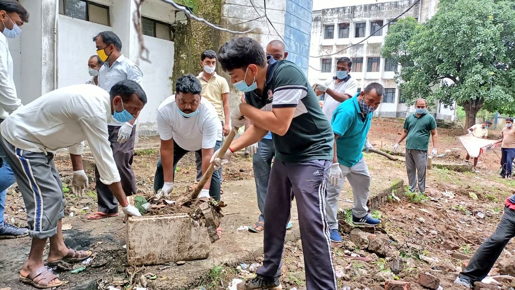 dckoderma's tweet photo. अपने आस पास के क्षेत्र को स्वच्छ रखने के उद्देश्य से आज जिले के अधिकारियों व कर्मियों के साथ श्रमदान कर समाहरणालय परिसर की साफ सफाई किया। जब हम अपने आस पास स्वच्छता रखेंगे तभी हम स्वस्थ्य रह सकते हैं।
#CleanKoderma
@JharkhandCMO
@HemantSorenJMM @swachhbharat @Swachhjhar https://t.co/gWk41rxVEW
