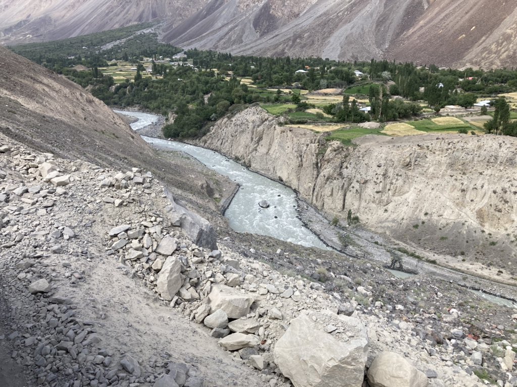mimochilamepesa's tweet photo. Tras 3 dias por caminos infernales hemos cruzado de los valles del Hindu kush a los del Karakorum #mimochilaenpakistan
#nortedepakistan
#4x4
#lastplaces https://t.co/uElQI3A7U9
