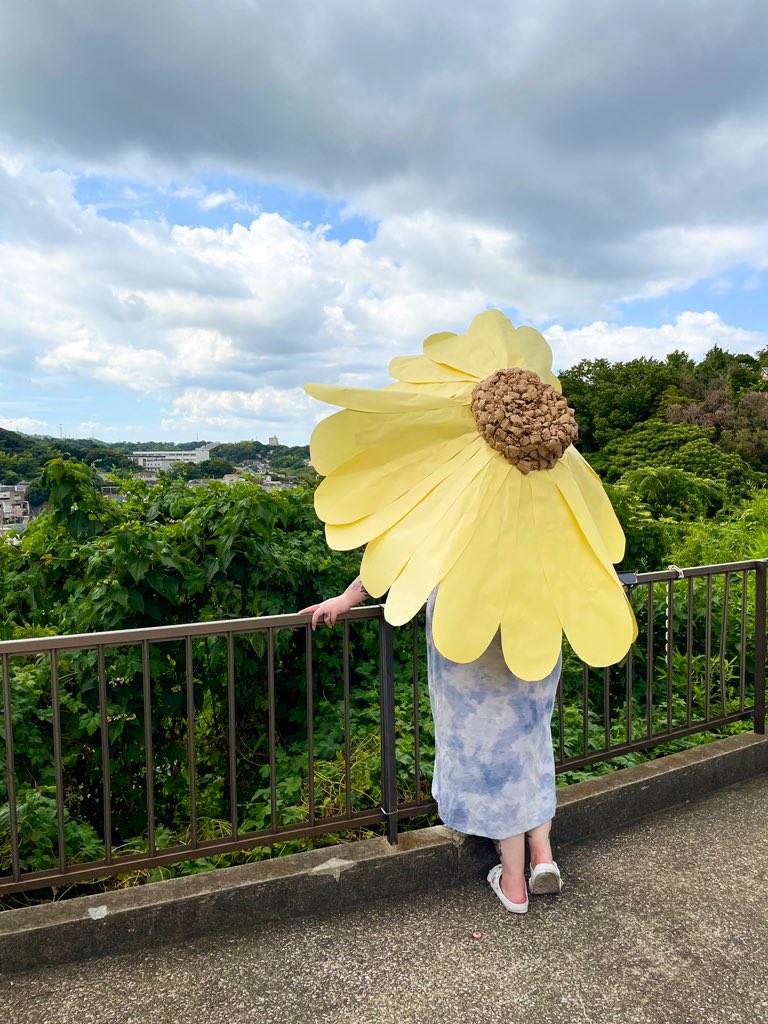 proseandpucks's tweet photo. Item 160: Climate change has necessitated a wardrobe change. Using recyclable materials, create an impressive sun hat. Bigger is better when it comes to sun protection, so make it massive. Huge.
#gish #item160 https://t.co/x4umyIfYxB