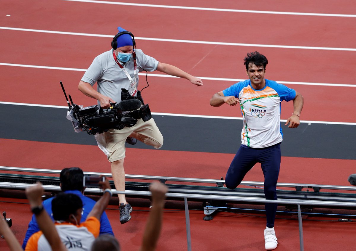 Abhijit Deshmukh on Twitter: "The Cameraman actually took the Jump with Neeraj at the same time holding a camera. Let's make this cameraman popular with Neeraj :) #Athletics #Tokyo2020… https://t.co/TK1y3lEZCS"