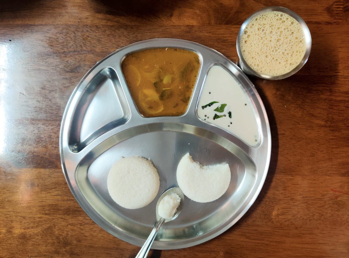 maroorpandu's tweet image. Idli + Sambar+ Chutney +Coffee… Sunday brunch #AmchiFood #GSBCuisine #KonkaniBreakfast #JibbeRuchi #TUA