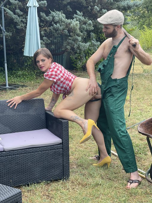 Marie  En pleine lecture demande au jardinier de lui ramener les l&eacute;gumes du jour du jardin  Puis s&rsquo;exhibe