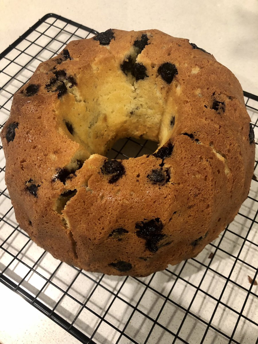 KirstyCMacaulay's tweet image. Today’s baking Blueberry and sour cream Bundt cake. It’s cooling down for icing - smells amazing! #isobaking #bundt #cake Recipe: cookiesandcups.com/sour-cream-blu…