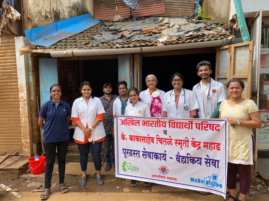 ABVPKonkan's tweet photo. महाड येथील पूरग्रस्त भागातील नागरिकांची प्राथमिक आरोग्य तपासणी करण्याचे अभियान अभाविप, जिज्ञासा आणि MeDe Vision तर्फे महाड मध्ये 7 ऑगस्ट पासून सुरू झाले आहे. या अभियाना अंतर्गत आत्तापर्यंत 300+ नागरिकांची आरोग्य तपासणी केली गेली. 
#ABVPForSociety #ABVPKonkan https://t.co/dNrpojIFbW