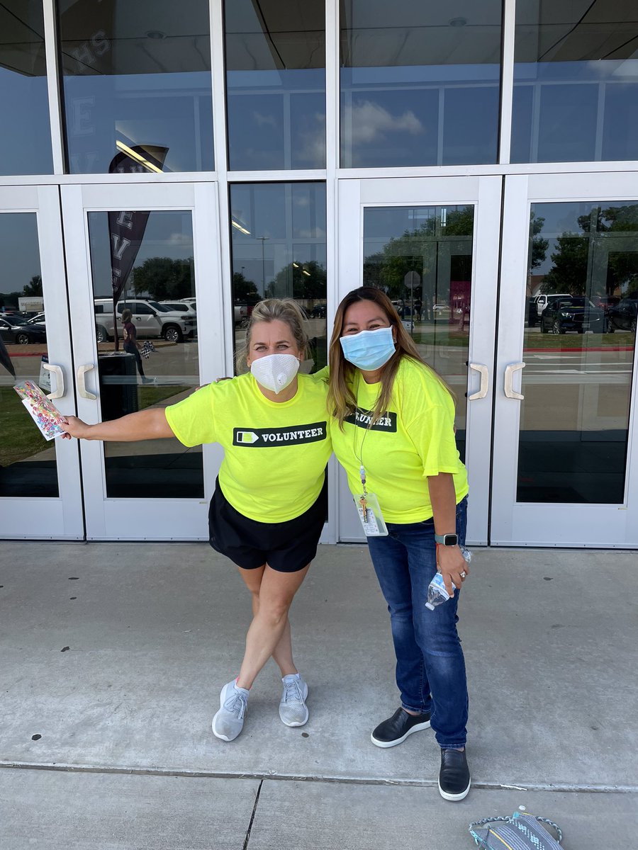BColmeneros's tweet photo. I always enjoy giving back at the Back to School Fair, seeing familiar faces of students. Volunteering amongs coworkers and leaders supporting our community @LewisvilleISD @LoriLitchfield @jsprozz makes me proud to be part of LISD https://t.co/42uL8Nd2YF