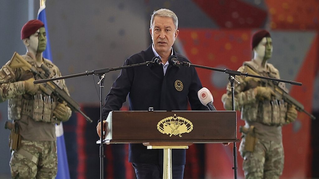 Akar, Özel Kuvvetler Komutanlığı'nda konuşma yaparken arkasındaki personelin sarjörler toplanmış...

Kendisi de asker olan, ama kendi  askerine güvenmeyen bir Savunma Bakanımız var.