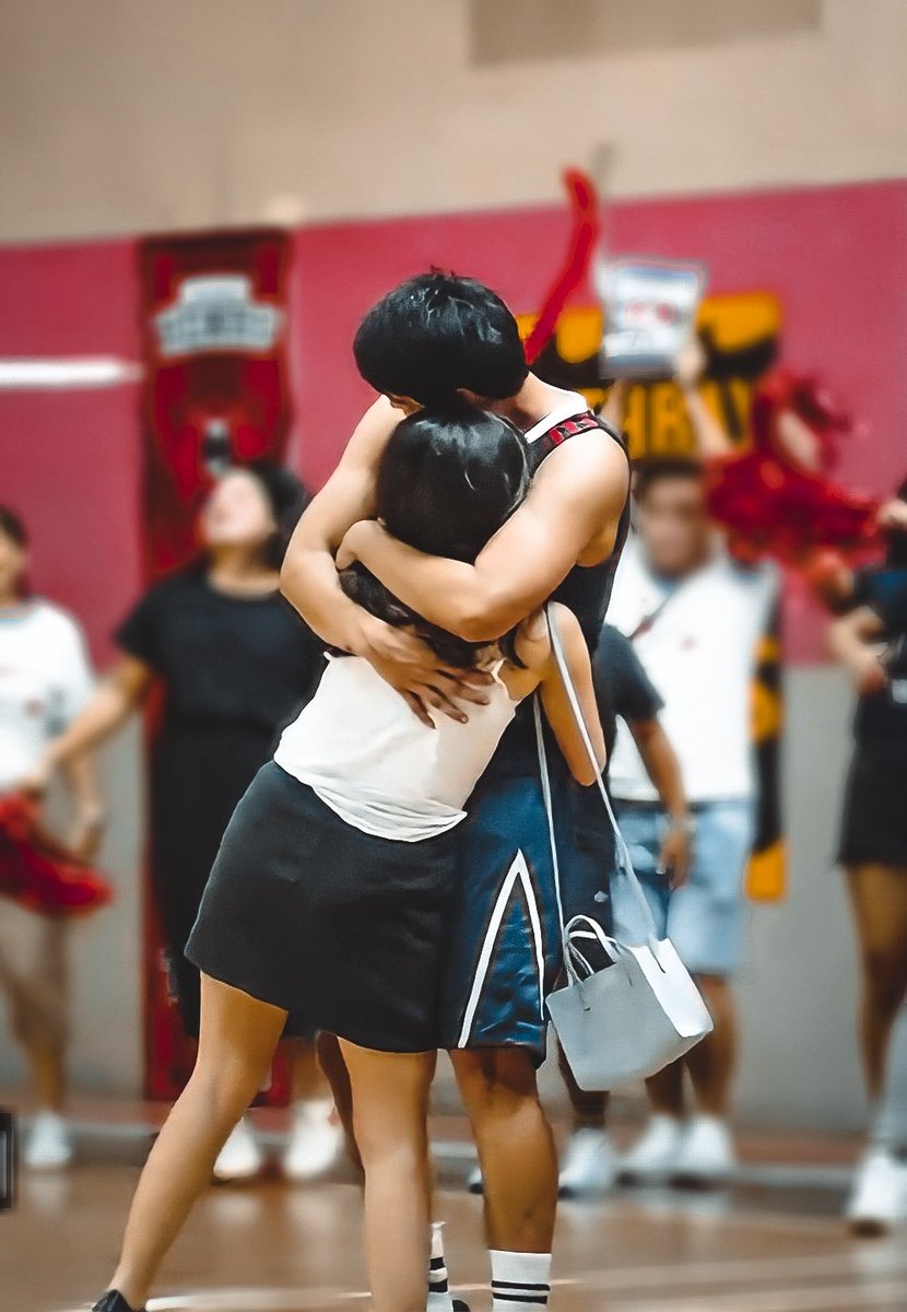 gibbereads's tweet photo. Short gf advantage: you can always lean on top of her head
DONBELLE BubbliesPride https://t.co/BN8cEbUu3P