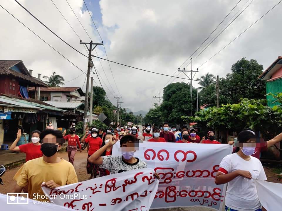 LeeDam_3's tweet photo. The Dawei District Strike Committee and the revolutionary youths in #Longlone Tsp joined together to protest against the military dictatorship with the slogan,"Let's ask for the old blood debt of 88 in 21".
8888 UPRISING IN 2021
#8FingersStrike
#Aug8Coup 
#WhatsHappeningInMyanmar https://t.co/IlCz1Y5x2F