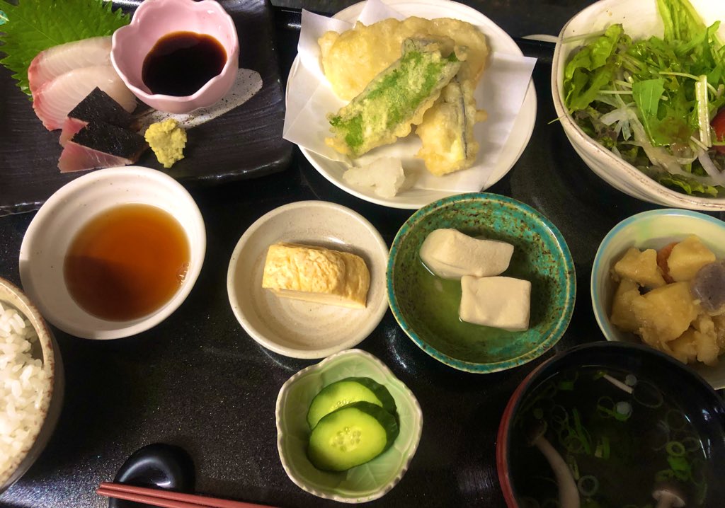 旬の野菜と海の幸 さかい大谷漁港 こんにちは 社員のつかもとです 今日は お刺身と天ぷら盛り合わせです おそうざい だしまき サラダといつもいっぱいついてます 笑 ぜひお召し上がり下さいませー さかい大谷漁港 堺 中百舌鳥 魚 野菜 旬の野菜と海の幸 さかい大谷漁港 こんにちは 社員のつかもとです 今日は お刺身と天ぷら盛り合わせです おそうざい だしまき サラダといつもいっぱいついてます 笑 ぜひお召し上がり下さいませー さかい大谷漁港 堺 中百舌鳥 魚 野菜